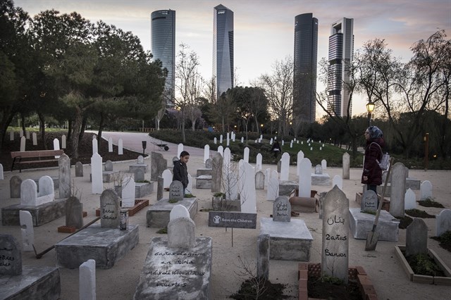 Save the Children representa un cementerio en Madrid en recuerdo de 16.000 niños muertos en Siria